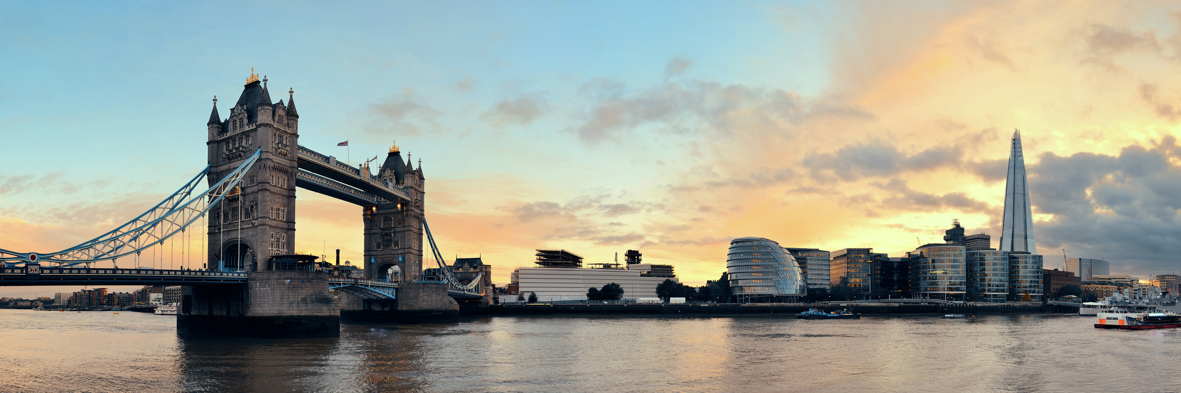 Flexible workspace with views of gold - Monument